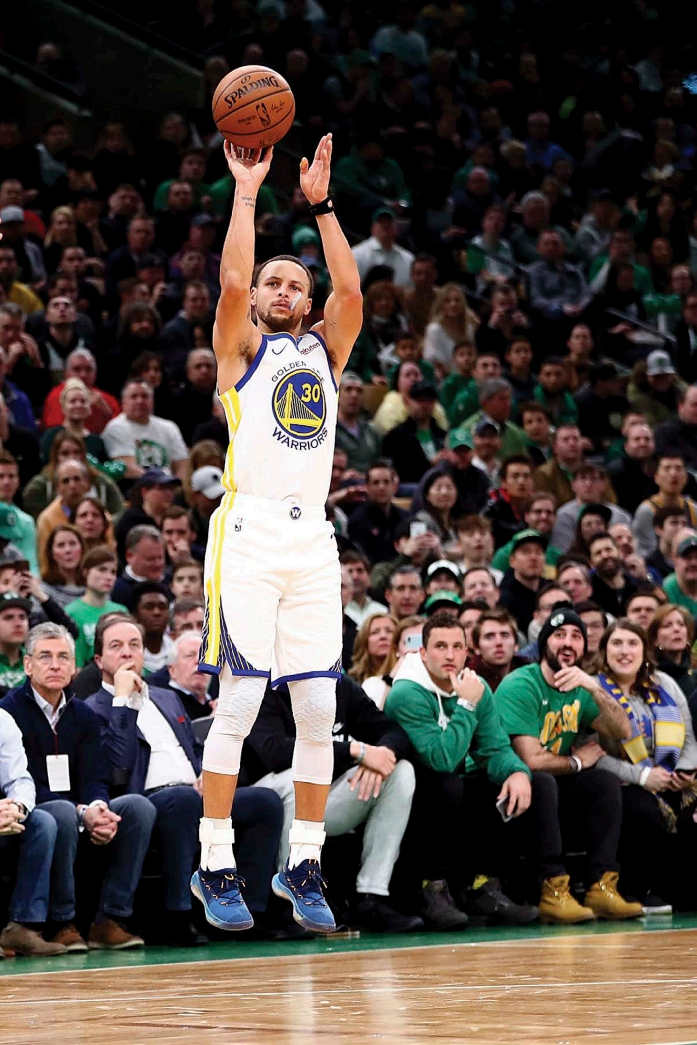 Opposite Stephen Curry has perfected his jump shot at the three-point line - photo 2