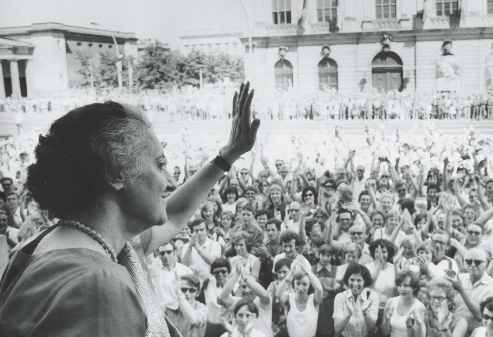 Countless Berliners greeted Indira Gandhi during her visit to East Berlin in - photo 5