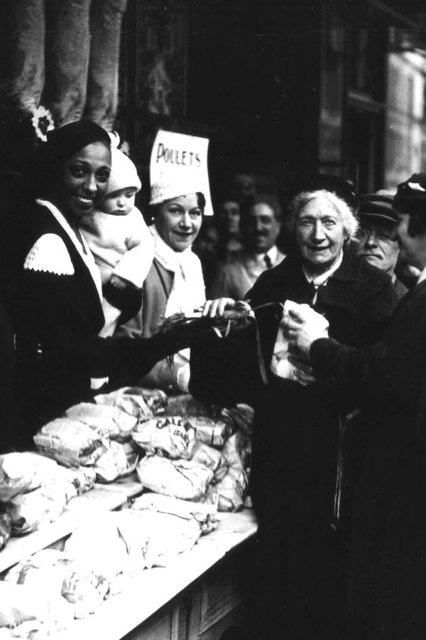 French men and women line up to receive food in 1932 during the Great - photo 3