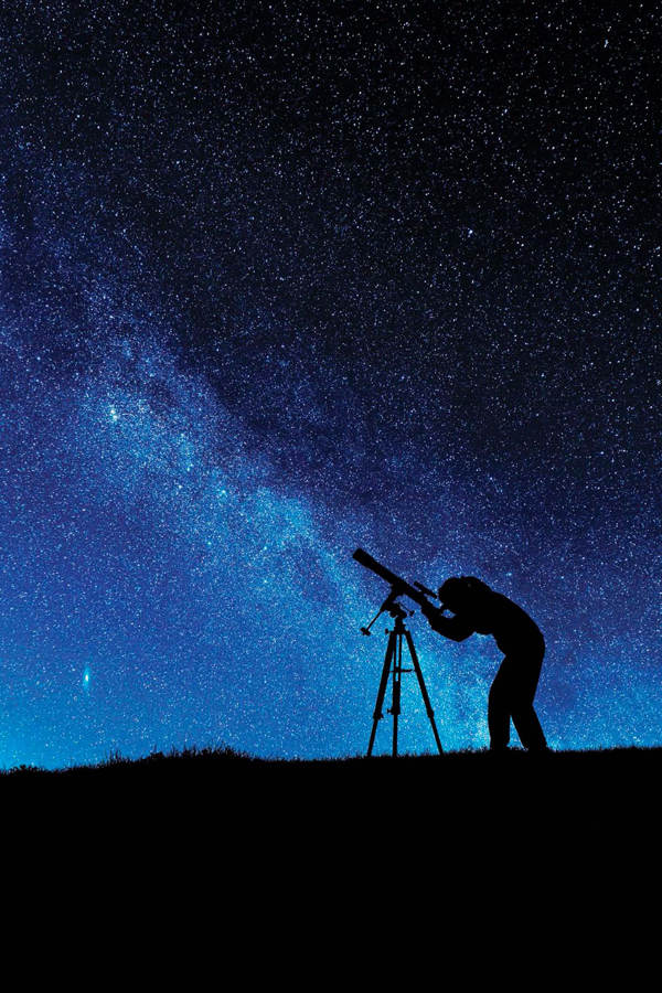 A woman uses a modern reflecting telescope on a night full of stars - photo 3