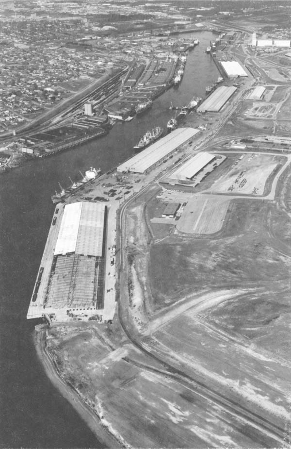 THE PORT OF HOUSTON A HISTORY Marilyn McAdams Sibley UNIVERSITY OF TEXAS - photo 1