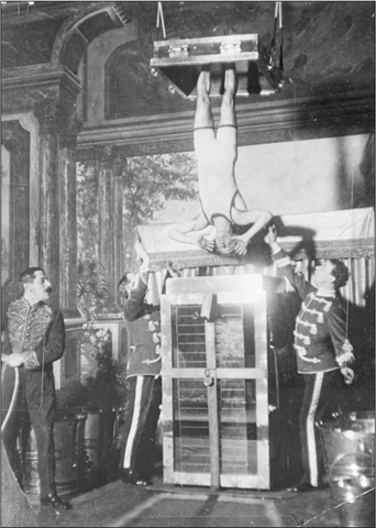 Houdinis Water-Torture Cell In one of his most sensational escapes Houdini - photo 9