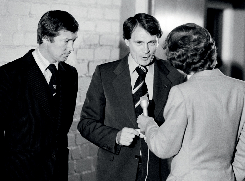 Ipswich manager Bobby Robson centre upset Aberdeen fans and the Scottish - photo 7