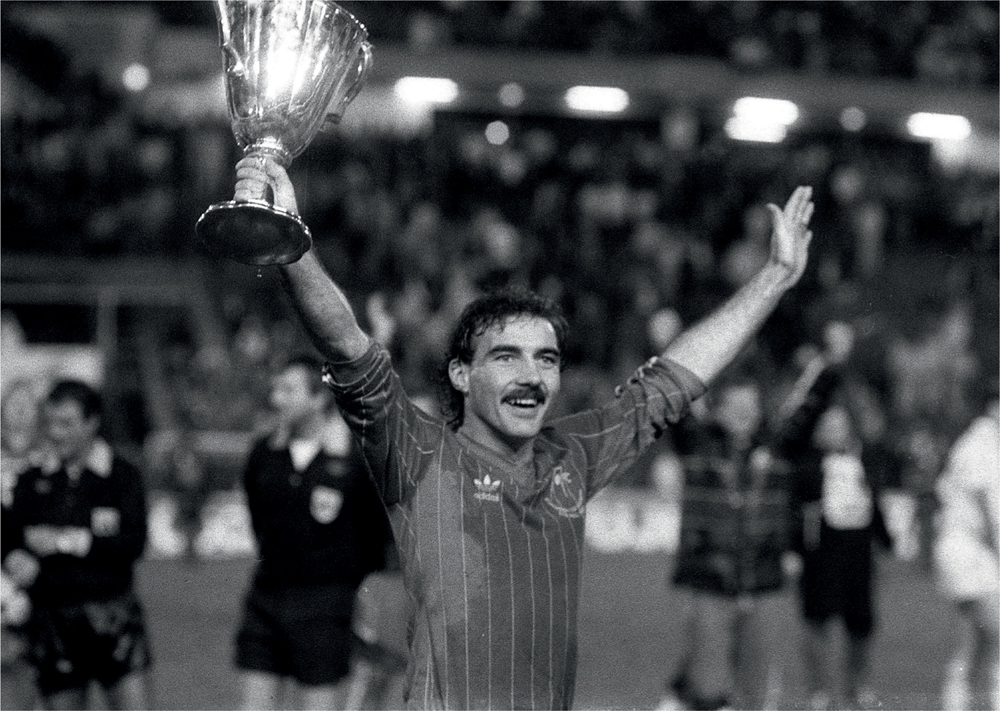 The on-field leader and icon captain Willie Miller with the European Cup - photo 11