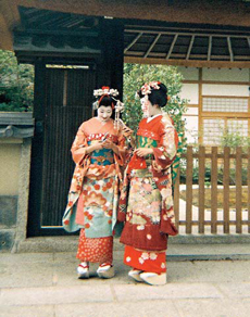 i h8 these shoes c u 2moro My fiance and I happened upon two beautiful geishas - photo 6