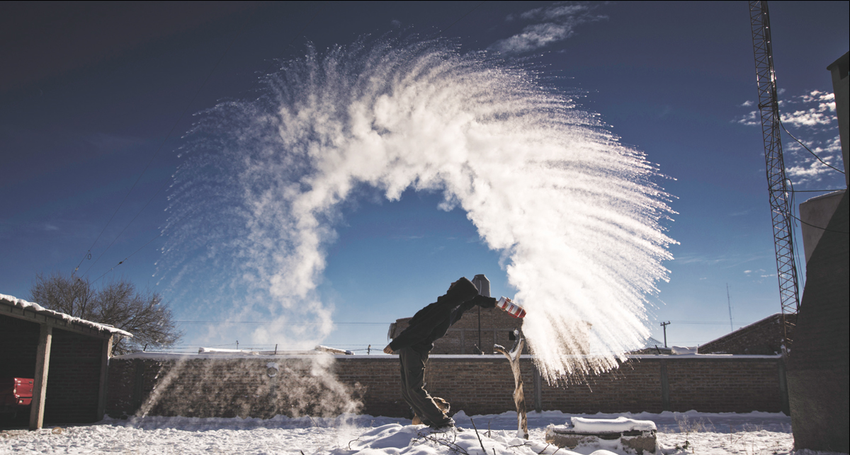 Boiling water freezing almost instantly credit Alfredo Ristol CC BY 20 - photo 8