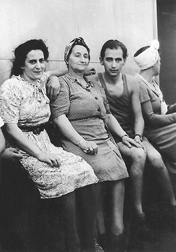 Lothar Orbach with his mother Nelly and a cousin Frieda Reich left en - photo 3