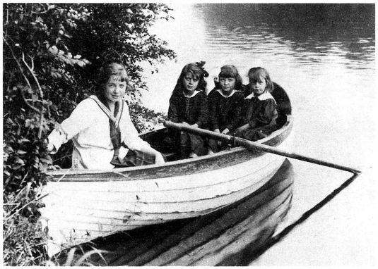 When I brought my mother and her three sisters to the film studio to inspect - photo 2