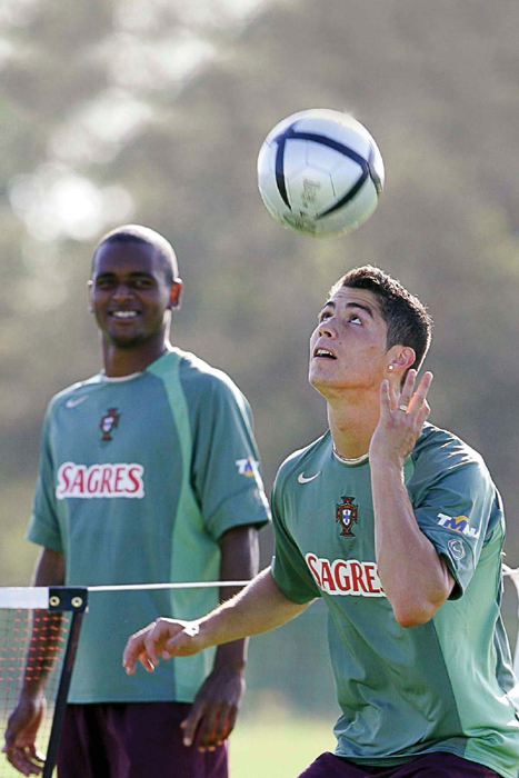 RONALDO WOULD OFTEN STAY AN EXTRA HALF HOUR AFTER TRAINING TO WORK ON THE - photo 7