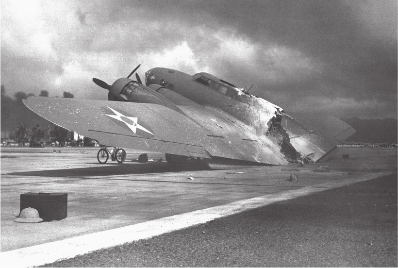 A group of unarmed B-17s flying from California unknowingly flew right into the - photo 6