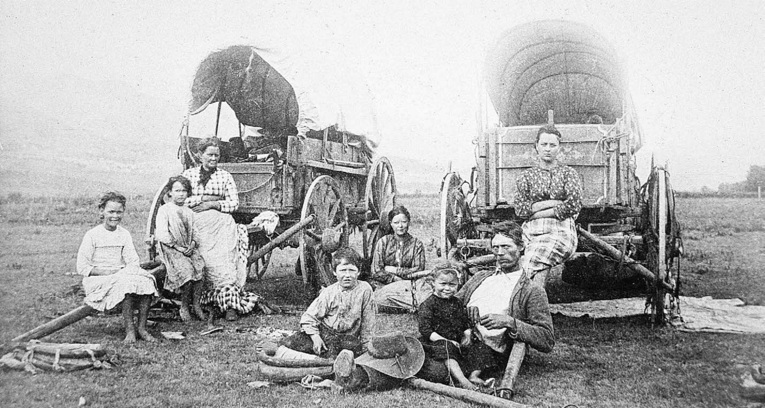 Many pioneer families packed up their belongings and came west in wagons - photo 3