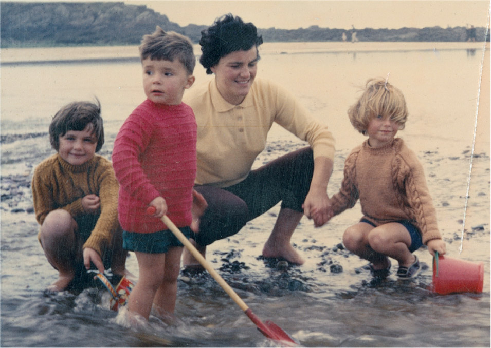 Cousin Helen brother Matt mother Doreen and Keren on another wet and windy - photo 4