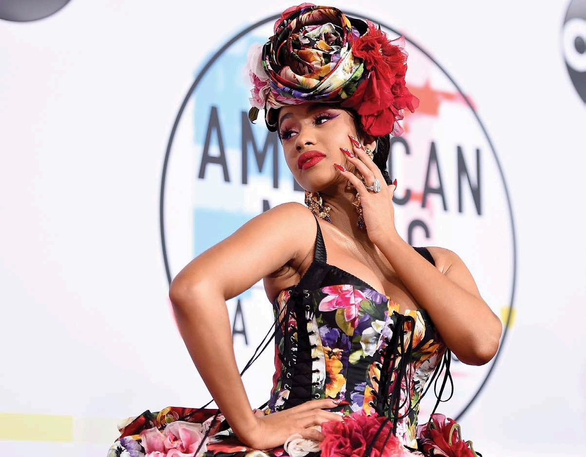 Cardi B walks the red carpet at the 2018 American Music Awards She won for - photo 8