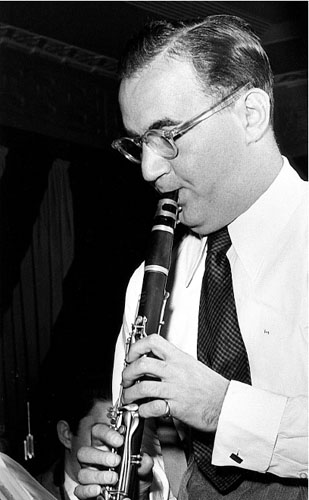 The popularity of clarinetist Benny Goodman in the 1930s led to early debates - photo 5