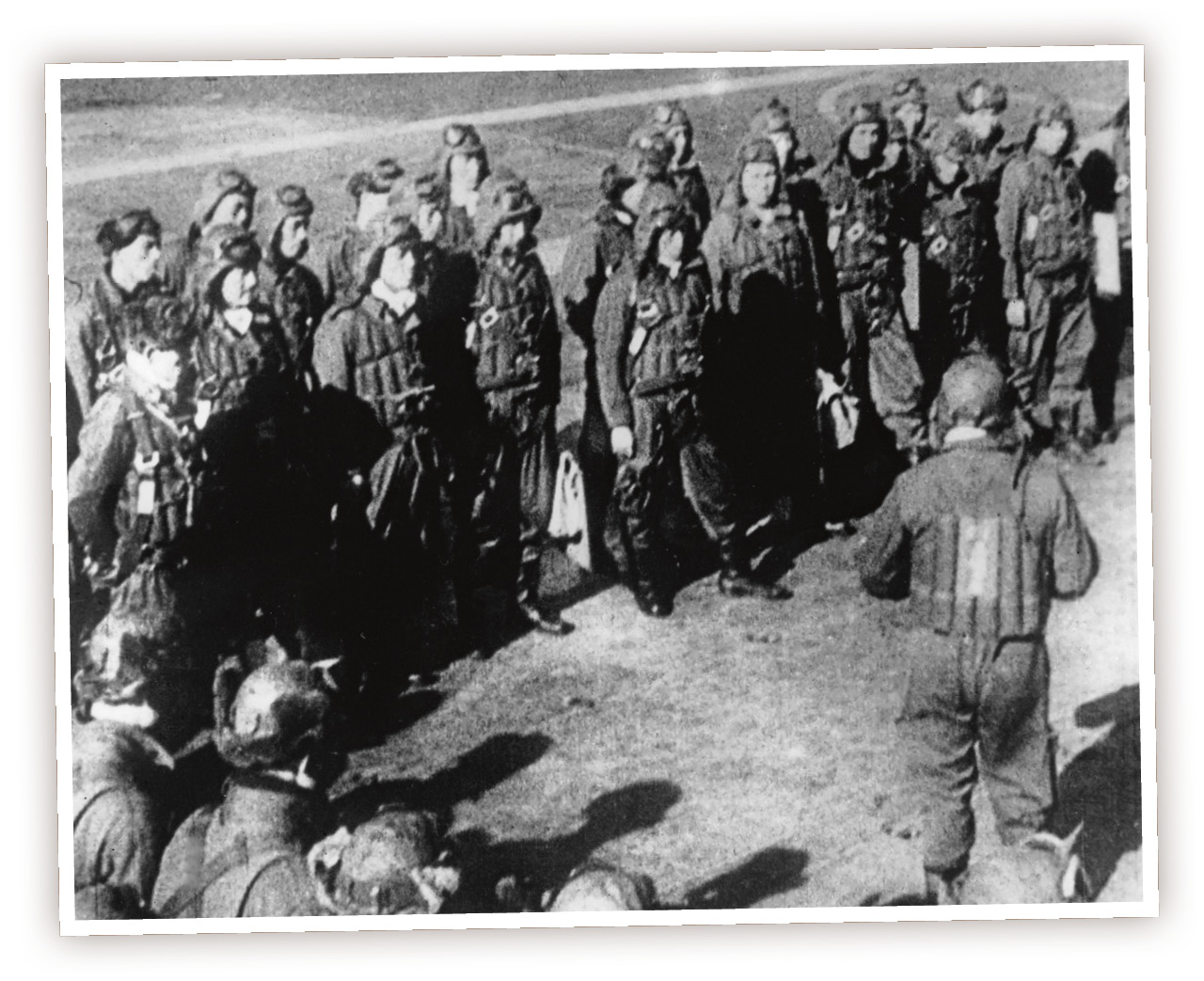 Japanese pilots received their orders before taking off from the aircraft - photo 11