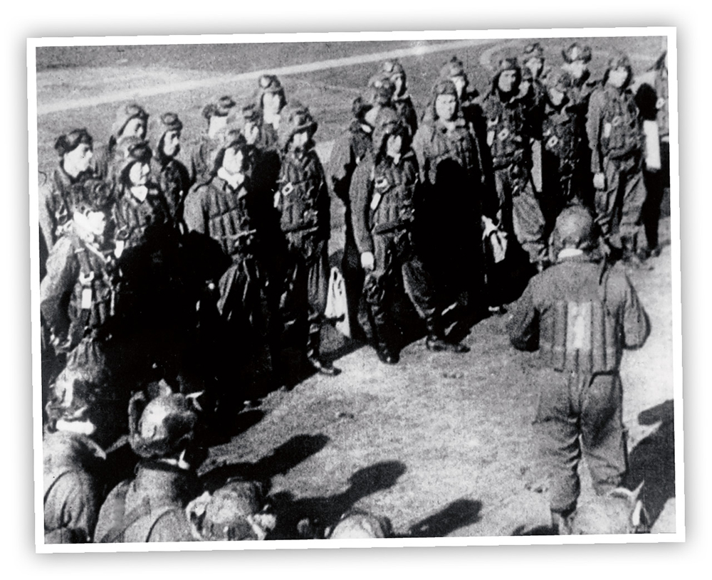 Japanese pilots received their orders before taking off from the aircraft - photo 10