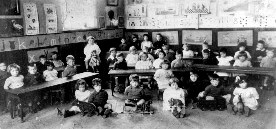 Schoolchildren photographed in the late 1920s From left to right - photo 20