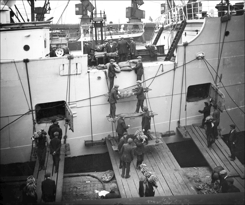 Dockers at work in gangs unloading a cargo of bananas c 1937 Image courtesy - photo 3