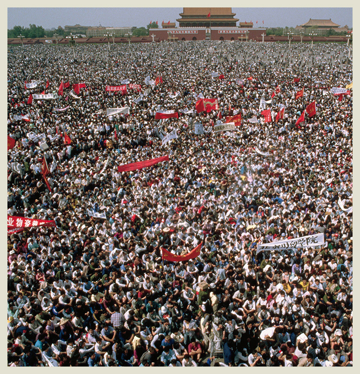 A sea of student protesters gathers in Tiananmen Square in early May 1989 The - photo 3