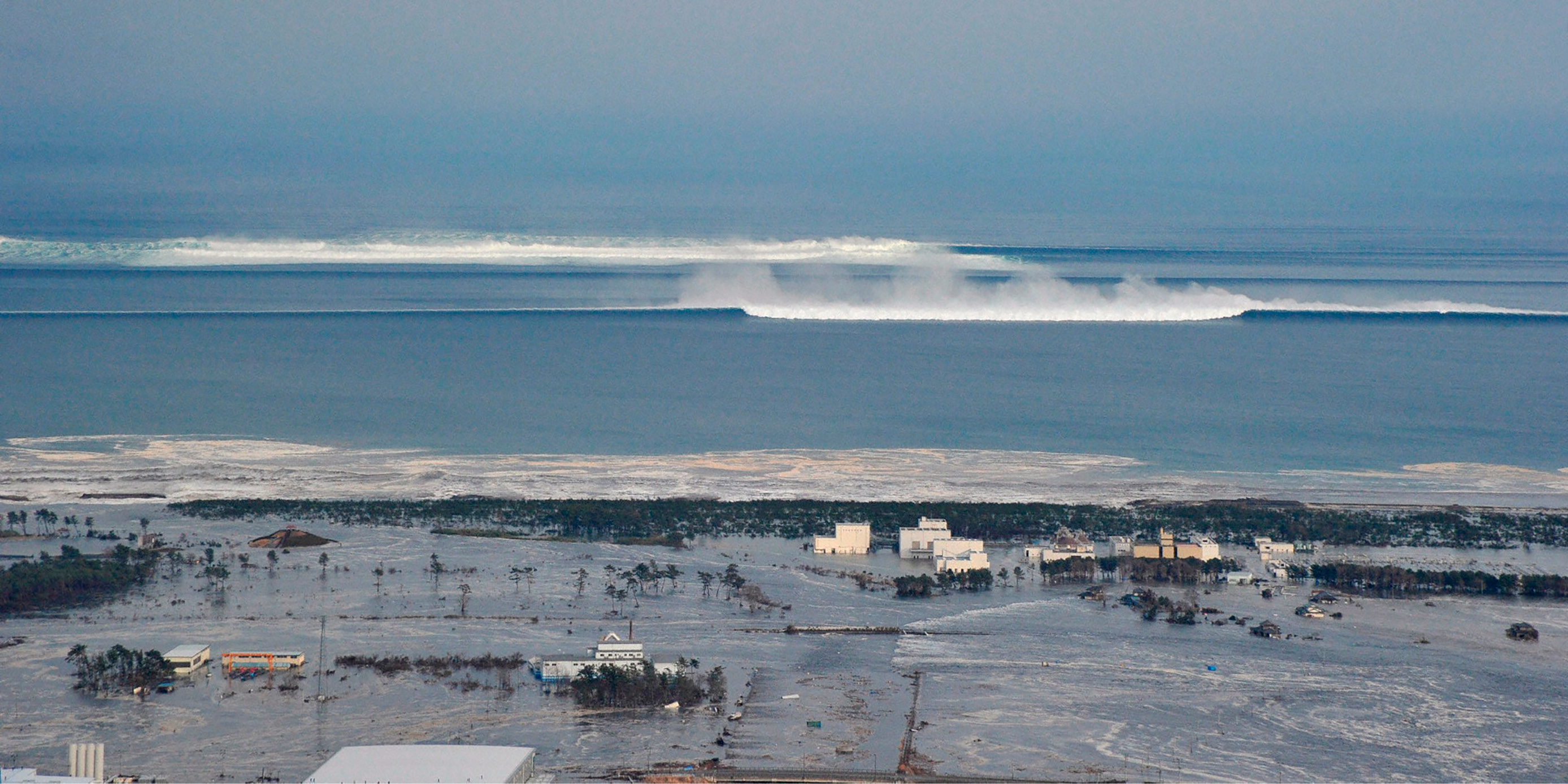 The huge oncoming tsunami hit Japan with tremendous force sweeping away - photo 5