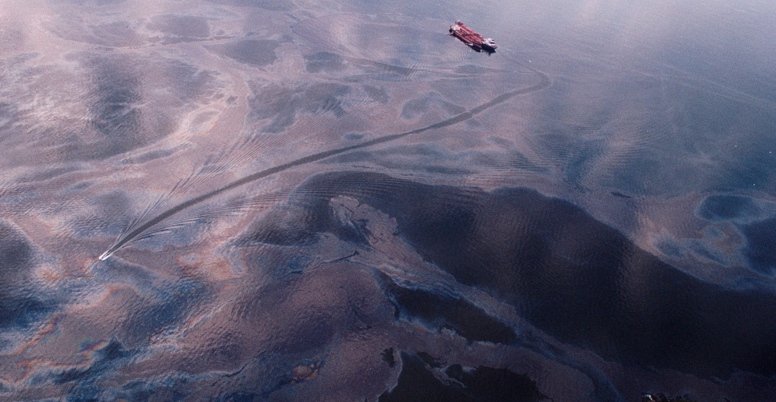 Through holes in its smashed steel hull the tanker Exxon Valdez spilled - photo 5