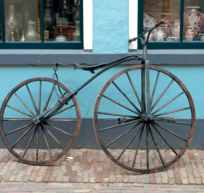How many differences can you spot between this bicycle and a modern one - photo 6