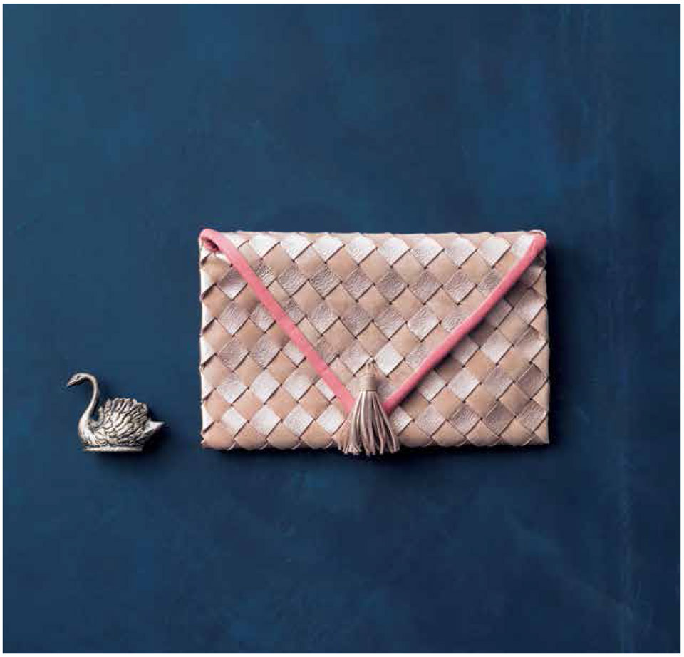 ENVELOPE CLUTCH This elegant handbag is perfect for a night on the town - photo 14