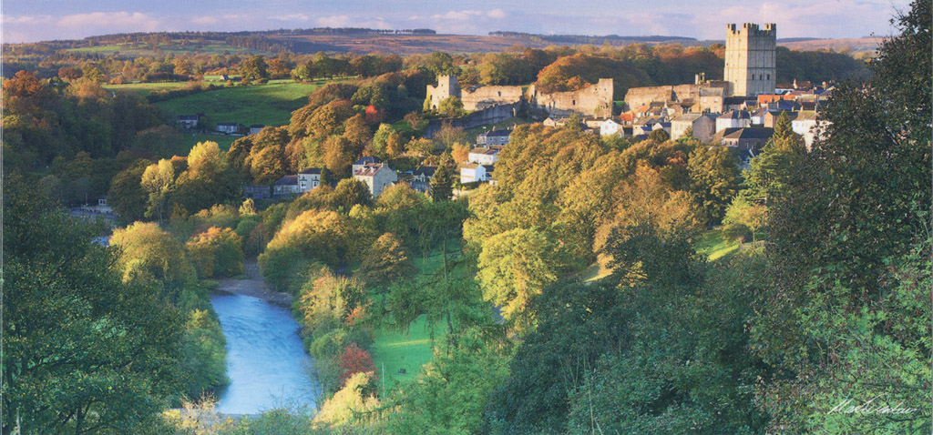 Richmond and its castle in early autumnThe Hurworth Hunt meets outside Scorton - photo 1