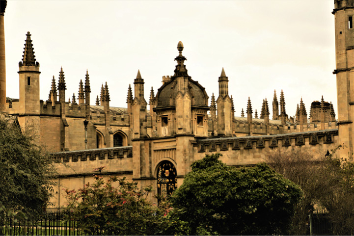 This map shows the location of the colleges and halls in Oxford that you can - photo 5