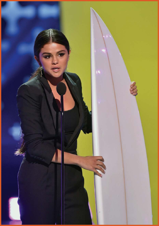 Gomez accepted the Ultimate Choice Awarda surfboardat the 2014 Teen Choice - photo 4