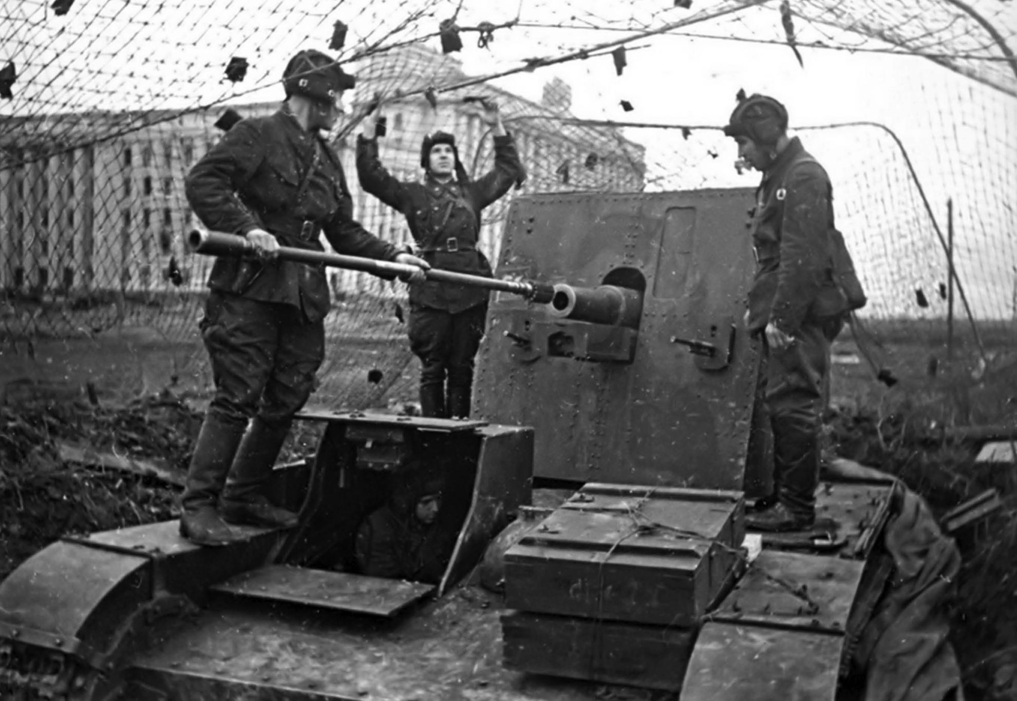 There were some early experiments with self-propelled guns in 1941 such as the - photo 4