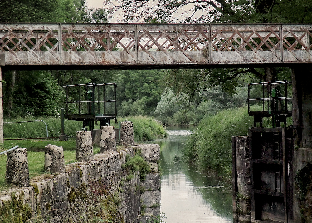 The purpose of this book is to encourage you to take to the road either walking - photo 1