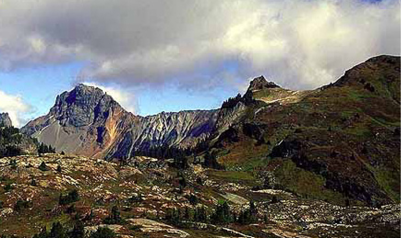 The gray rock to the right of American Border Peak is a small arc-root - photo 11