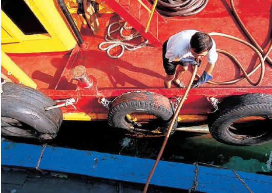 Floating taxis and fishing vessels can still be found in Aberdeen Harbour - photo 4