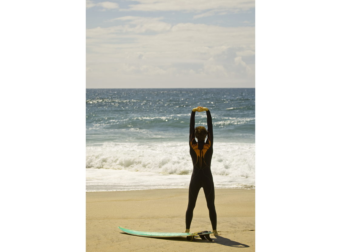 Surfers need to warm up their muscles by doing light exercise and stretching - photo 11