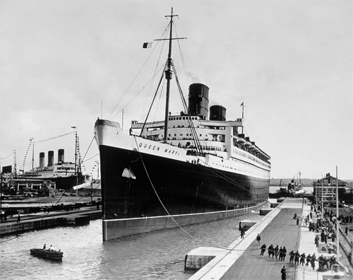 The RMS Queen Mary is seen cautiously entering the King George V Graving Dock - photo 3