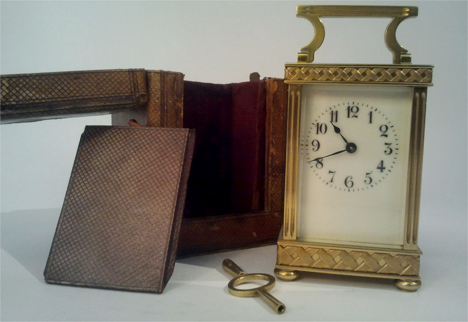 An early 20th century carriage clock complete with original winding key and - photo 4