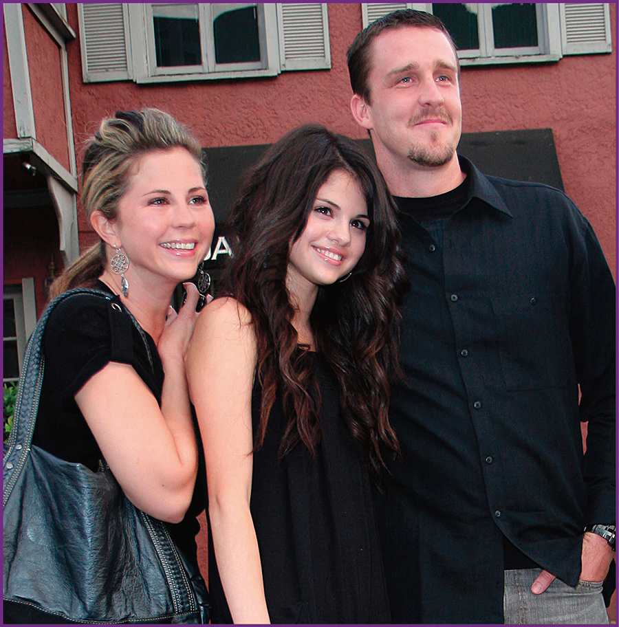 Selena visited a Hollywood California art gallery in 2008 with Mandy left - photo 12