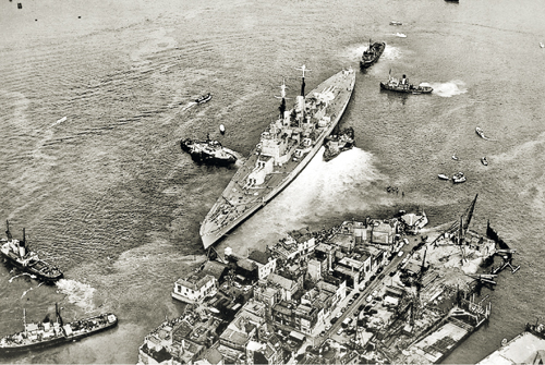 On 4 August 1960 Britains last battleship Vanguard was being towed by - photo 4