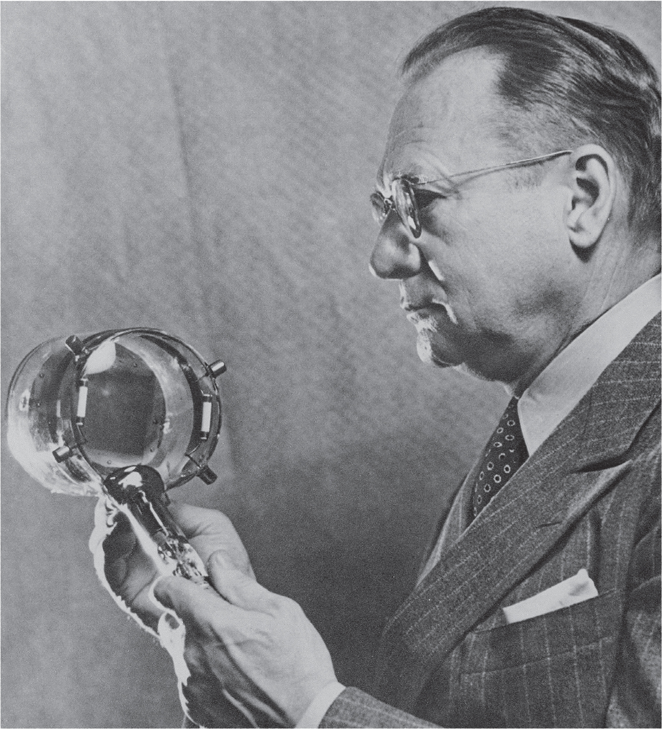 Vladimir Zworykin holds an iconoscope DID YOU KNOW Early inventors used - photo 10