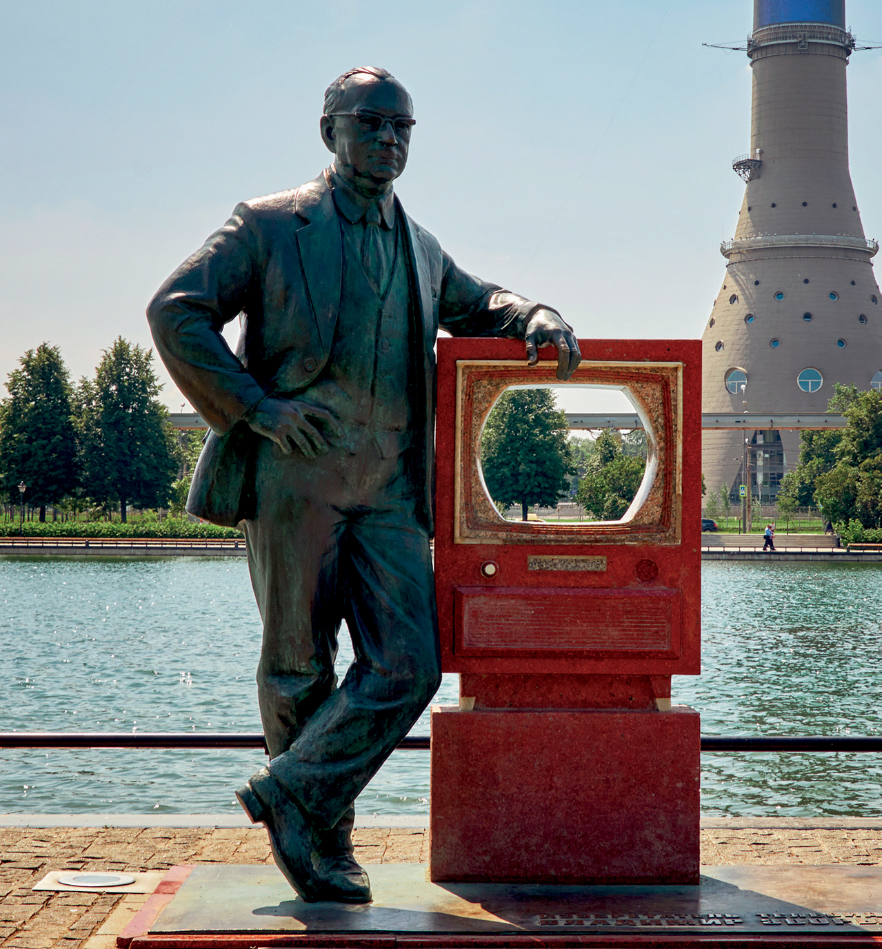 Today a monument showing Zworykin and his television is on display in Moscow - photo 11