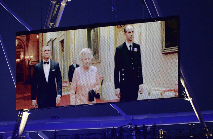 The queen appeared in a skit with Daniel Craig aka James Bond before - photo 5