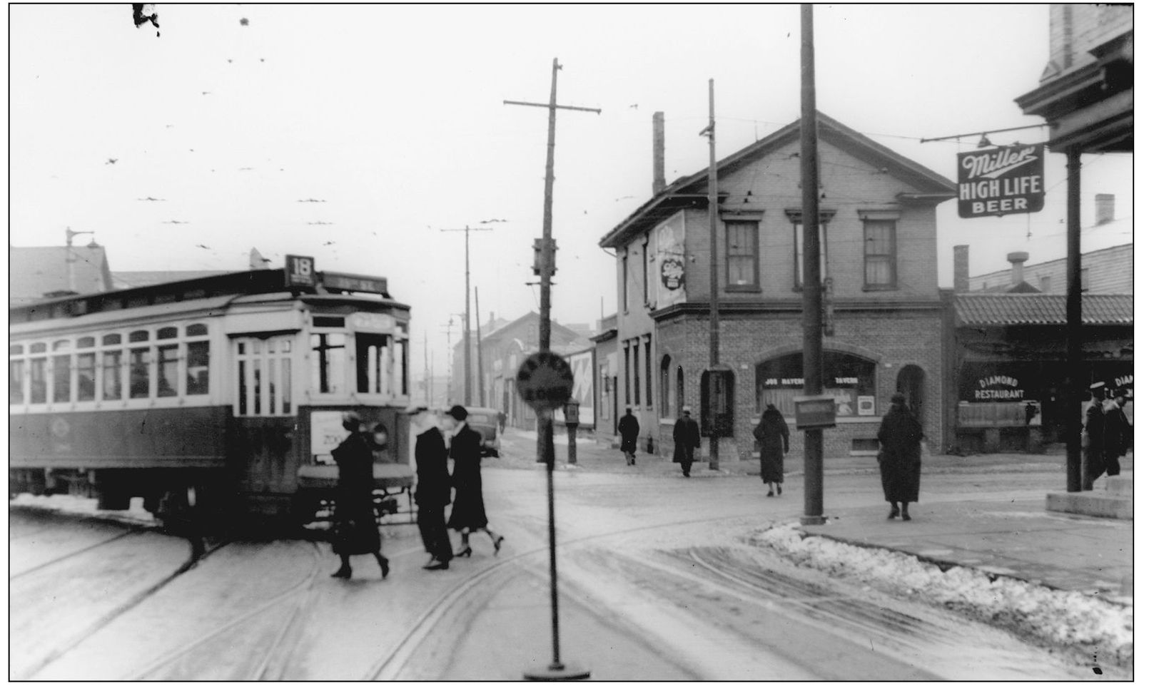 A streetcar heads south on Third Street after crossing Walnut Street on a - photo 4