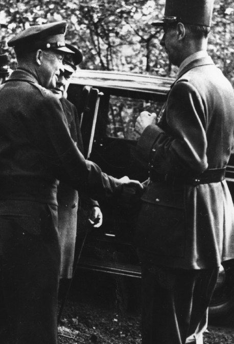 Allies united General Eisenhower greets Free French leader Charles de Gaulle - photo 5