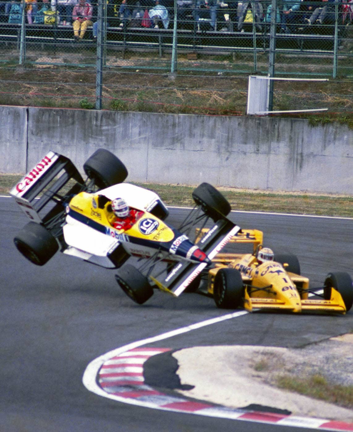 Nigel Mansell and Nelson Piquet crash in the 1988 Japanese GP at Suzuka TONY - photo 2