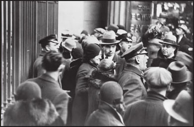 1933 More than 9000 US banks fail Lange begins photographing the poor and - photo 2