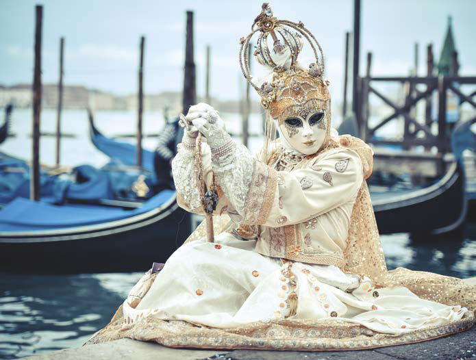 En el Carnaval de Venecia en Italia las personas usan mscaras y adornos en la - photo 13