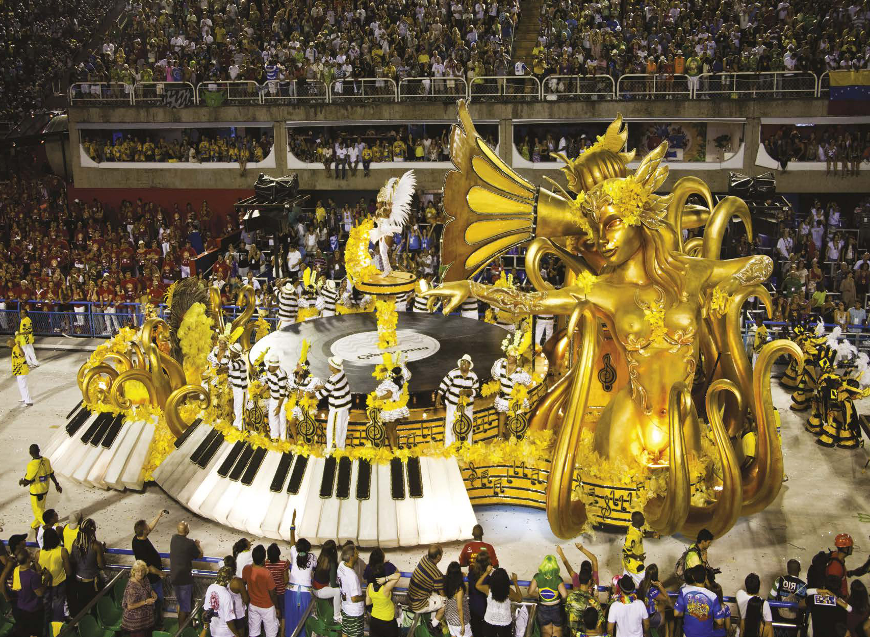 Durante ms de cinco das casi diez millones de personas van a Ro de Janeiro - photo 14