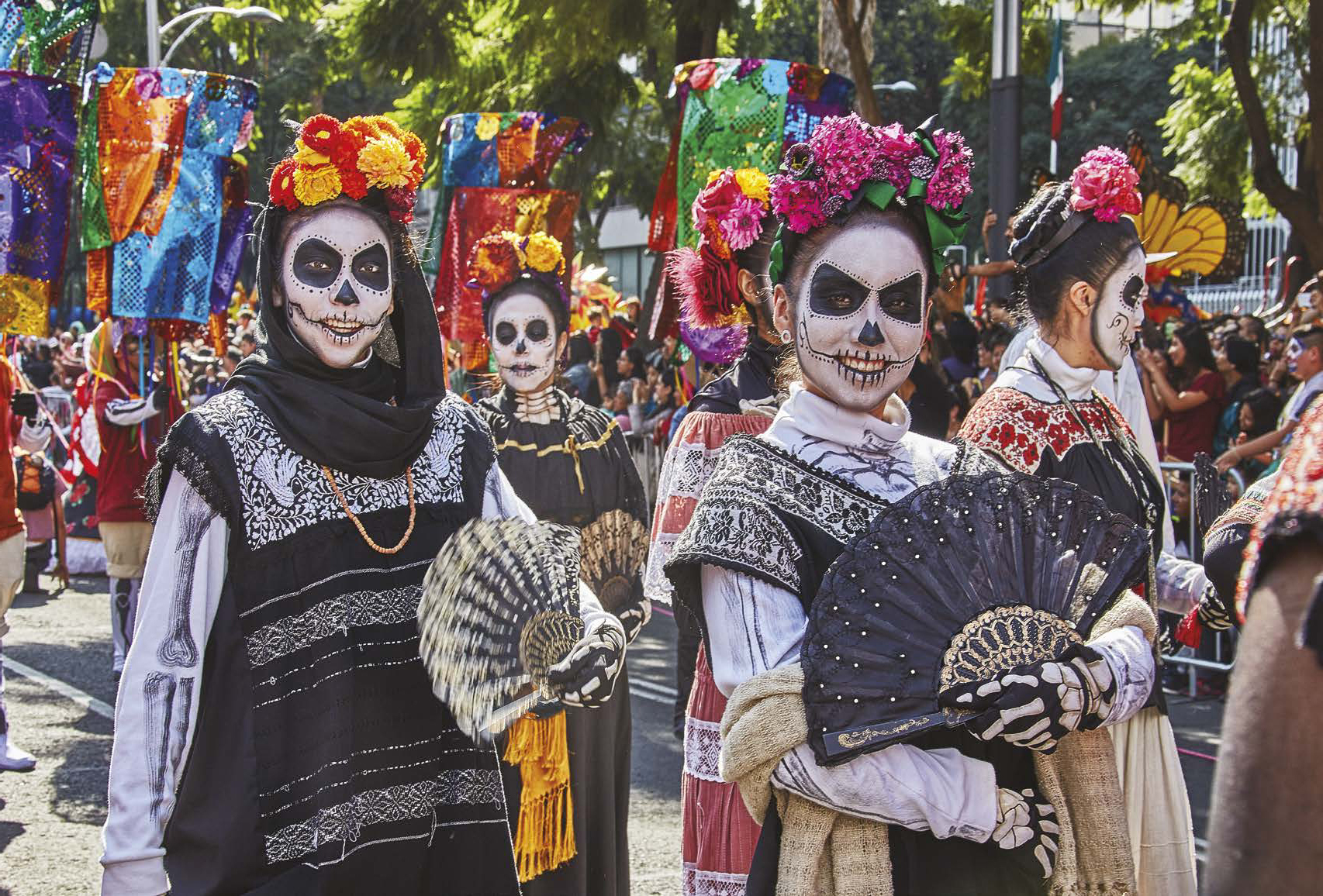 La gente se disfraza y se pone mscaras de calaveras o se pinta calaveras en el - photo 15