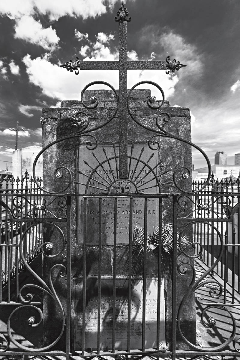 Wrought-iron gate tomb of Jean Pili family St Louis Cemetery 2 Square 1 - photo 6